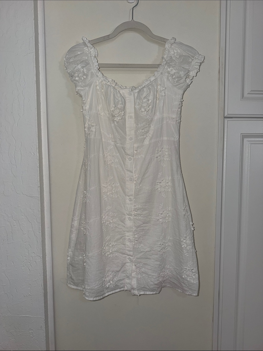 Kourt White Embroidered Floral Button-Front Mini Dress | S